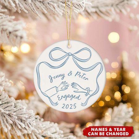 Personalisiertes Keramikornament „Verlobt : für das erste Weihnachten – Verlobungsgeschenk für Paare